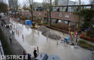 Straat onder water door gesprongen waterleiding Chopinlaan Delft