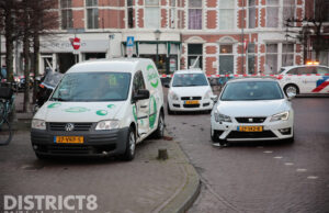 Bestelbusje komt tot stilstand op trottoir na aanrijding met auto Regentesseplein Den Haag