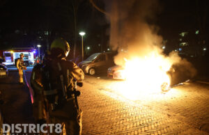 Geparkeerde auto zwaar beschadigd na brand Haydnlaan Delft