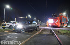 Tramverkeer gestremd door auto in het spoor Hofzichtlaan Den Haag