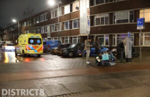 Scooterrijder schrikt van afslaande auto en valt Leyweg Den Haag