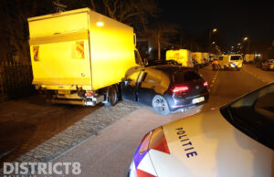 Automobilist ramt geparkeerde bakwagen op kruising Treubstraat Rijswijk