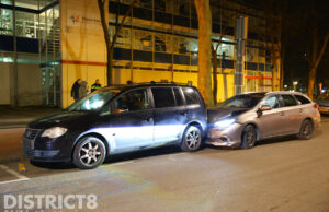 Taxichauffeur knalt tegen geparkeerde auto Beresteinlaan Den Haag