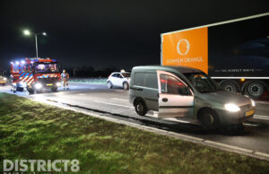Lekkende motorolie zorgt voor rook onder busje Klaas Engelbrechtsweg Schipluiden