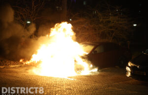 Voorkant van geparkeerde Mercedes gaat in vlammen op Minervaplein Delft