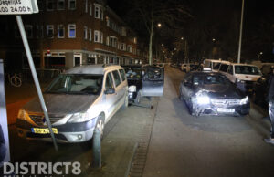 Taxichauffeur botst op stilstaande auto op De La Reyweg Den Haag