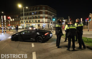 Peperdure Lamborghini vliegt uit de bocht op Vaillantplein Den Haag