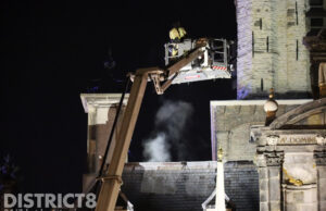 Brandweer doet onderzoek na rookontwikkeling op dak stadhuis Markt Delft