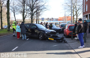 Flinke schade bij aanrijding met drie voertuigen Troelstrakade Den Haag
