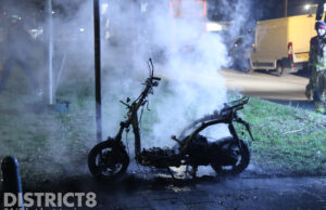 Scooter gaat in vlammen op na brandstichting Escamplaan Den Haag