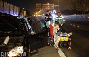 Automobilist ramt verkeersbord bij Delft, veroorzaakt oliespoor en komt tot stilstand op A4 Rijswijk