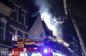 16 mensen geëvacueerd na brand in woning in centrum van Delft Beestenmarkt Delft
