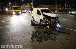 Weg bezaaid met brokstukken na aanrijding Neherkade Den Haag