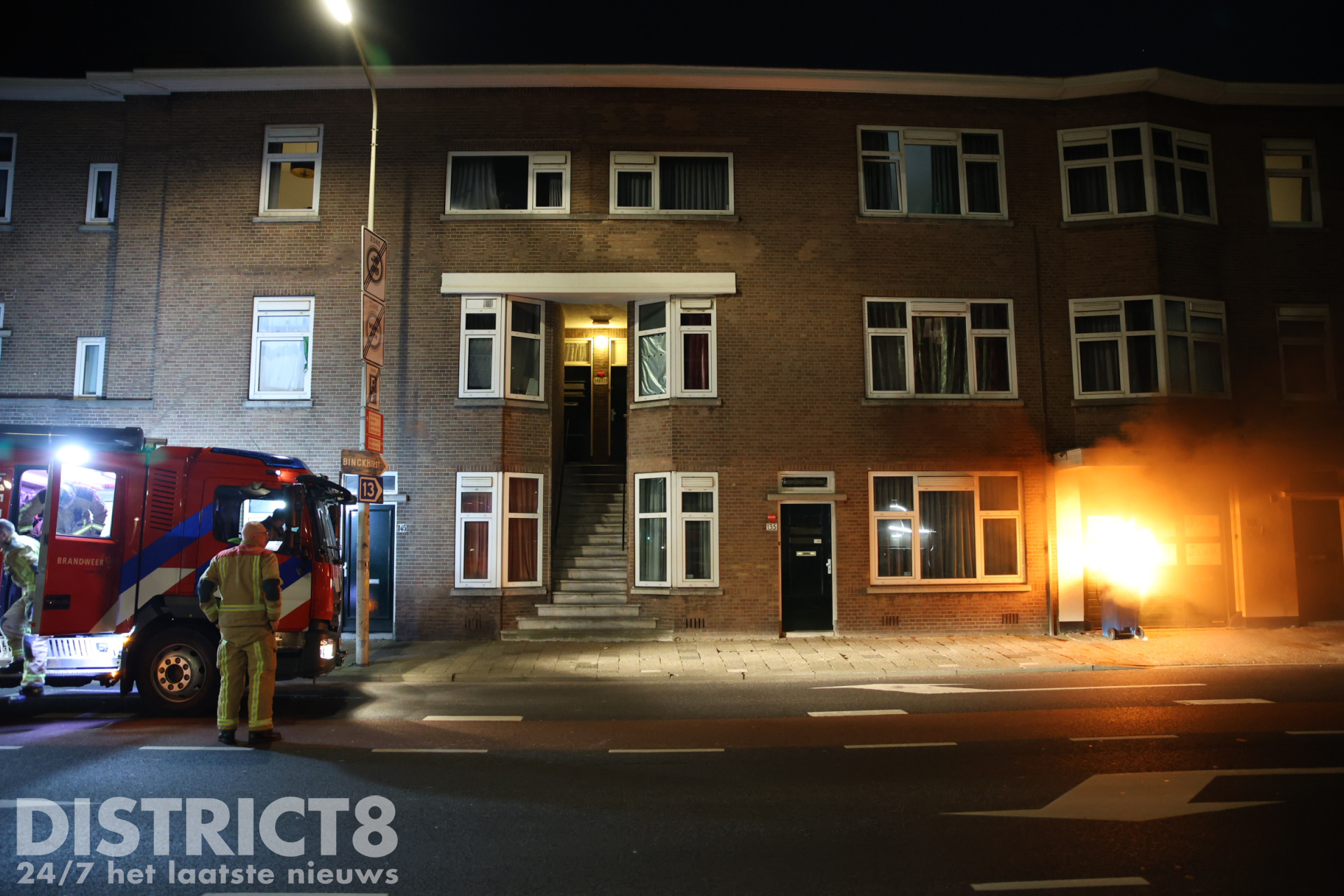 Deelscooter en klikos in brand gestoken Weteringkade Den Haag