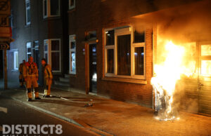 Deelscooter en klikos in brand gestoken Weteringkade Den Haag