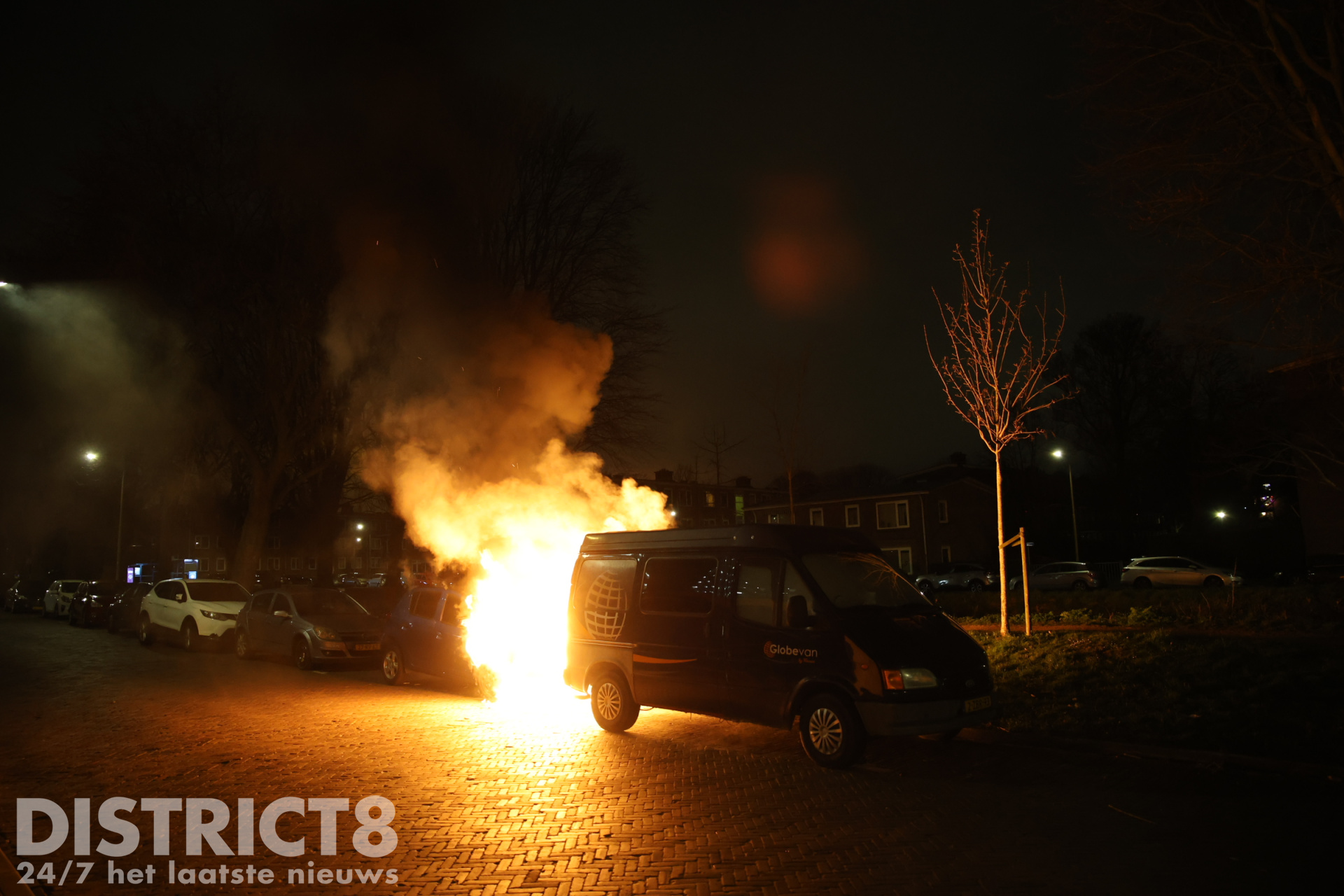 Opnieuw geparkeerde auto in brand in Delftse wijk Vrijenban ...