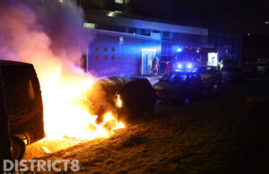 Opnieuw geparkeerde auto in brand in Delftse wijk Vrijenban Bieslandsekade Delft