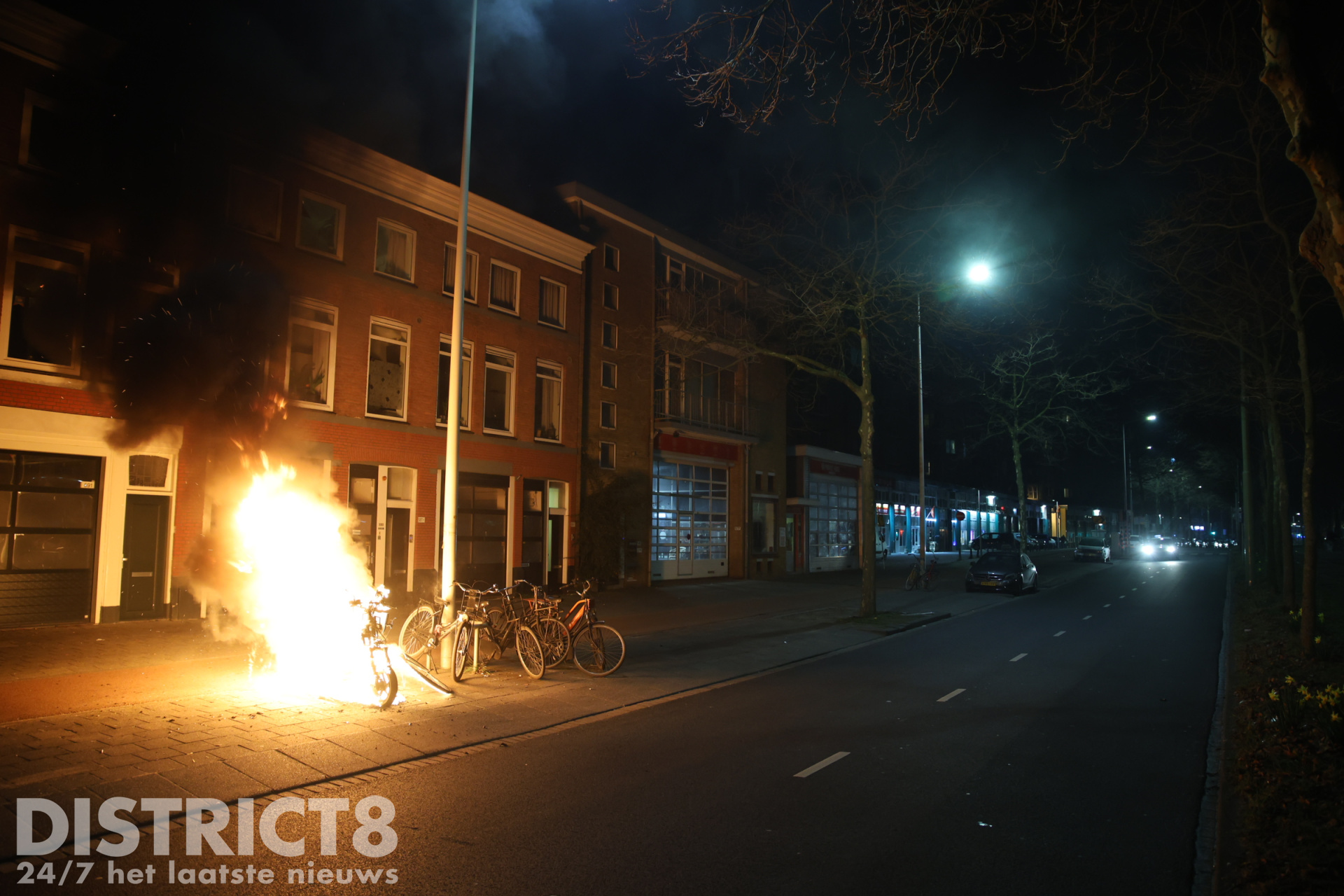 Brandweer blust in brand gestoken deelscooter Loosduinseweg Den Haag