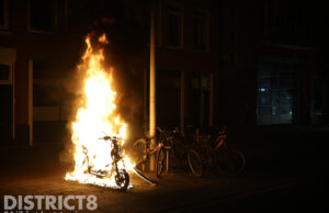 Brandweer blust in brand gestoken deelscooter Loosduinseweg Den Haag