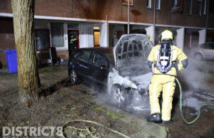 Brandweer rukt uit voor nachtelijke autobrand Reigerstraat Delft