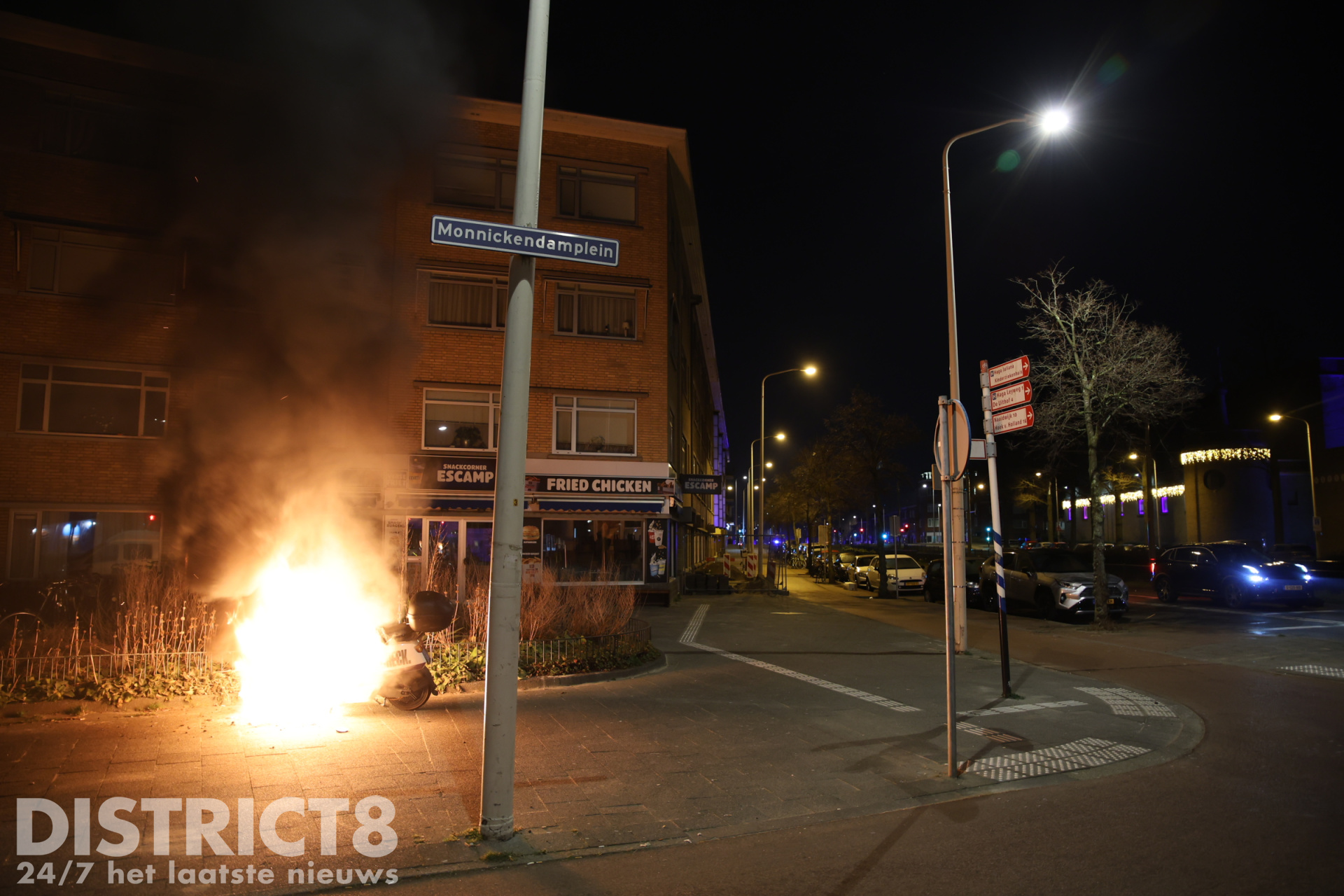 Opnieuw twee deelscooters in zelfde straat in brand Monnickendamplein Den Haag