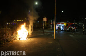 Opnieuw twee deelscooters in zelfde straat in brand Monnickendamplein Den Haag