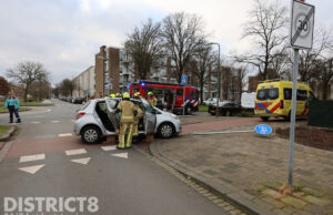 Schade na aanrijding tussen twee voertuigen Meppelweg Den Haag