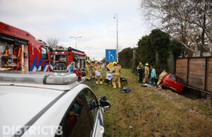 Auto raakt van de weg, bestuurder gewond Burgemeester Van Doornlaan (N223) De Lier