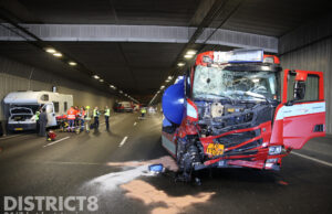 Ravage na aanrijding tussen twee vrachtwagens en een camper in Ketheltunel A4 Schipluiden