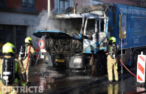 Brandweer druk bezig met blussen van brandende vrachtwagen Vaillantlaan Den Haag