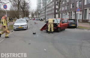 Veel schade na aanrijding tussen twee voertuigen Vrederustlaan Den Haag