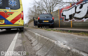 Automobiliste raakt van de weg en komt tot stilstand tegen brugwand Prinses Beatrixlaan Delft