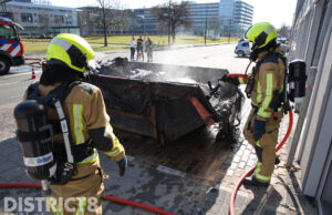 Brandweer blust brandende bouwafval container Kessler Park Rijswijk