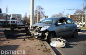 Automobiliste veroorzaakt eenzijdig ongeval en gaat ervandoor Loevesteinlaan Den Haag