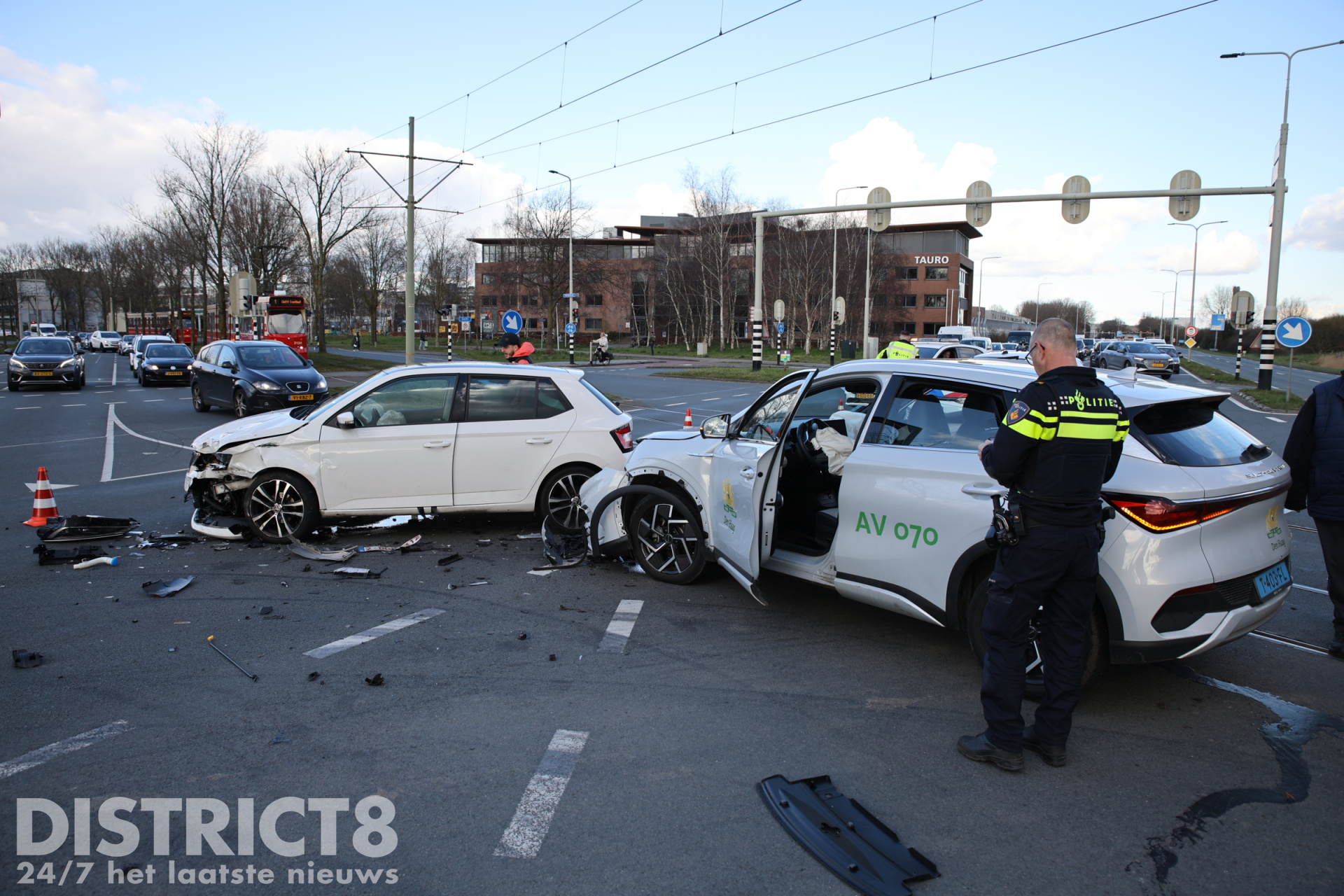Aanrijding tussen twee personenautos zorgt voor verkeershinder Kruithuisweg Delft