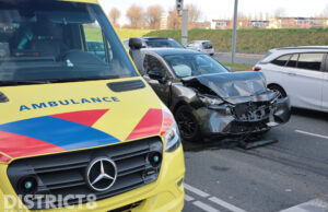 Aanzienlijke schade na kop- staartbotsing Zoetermeerse Rijweg Den Haag