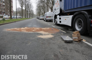 Vrachtwagen verliest diesel, brandweer stand-by Melis Stokelaan Den Haag