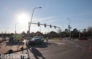 Automobilist botst tegen lantaarnpaal Noordelijke Randweg Wassenaar