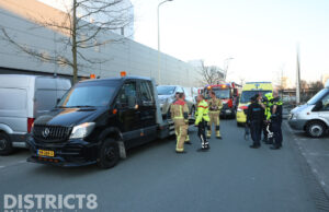 Man met hand bekneld onder auto tijdens takelen Patinaweg Den Haag