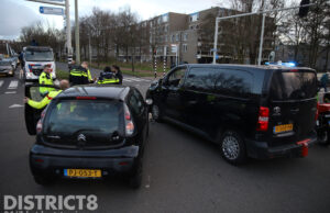 Twee voertuigen botsen met elkaar midden op kruispunt Houtwijklaan Den Haag