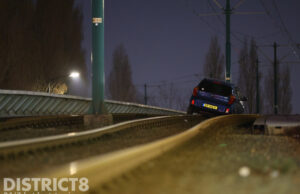 Auto komt op spoorviaduct terecht en legt tramverkeer plat Laan van Hoornwijck Rijswijk