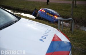 Automobilist rijdt auto in de sloot, jongen slaat alarm Leyweg Den Haag