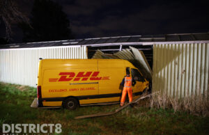 Pakketbezorger rijdt schuur binnen na aanrijding Vrij-Harnasch Den Hoorn