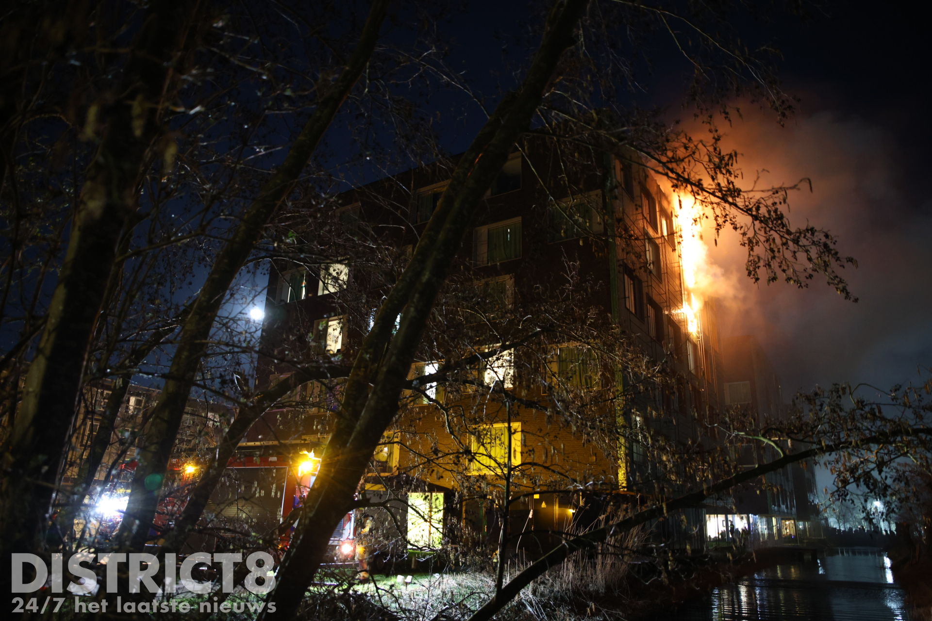 Flinke vuurzee bij grote brand in gevel van studentenflat Leeghwaterstraat Delft