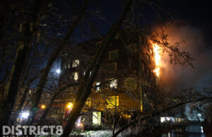 Flinke vuurzee bij grote brand in gevel van studentenflat Leeghwaterstraat Delft