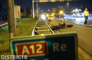 Auto rijdt over motorrijder heen na zwaar ongeval A12 Zoetermeer