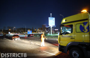 Veel schade na eenzijdig ongeval met taxi op snelweg A13 Den Haag