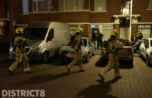 Voordeuren in portiek zwaar beschadigd door explosie Heelsumstraat Den Haag