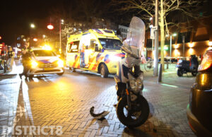 Scooterrijdster gewond na aanrijding met taxi Gedempte Burgwal Den Haag