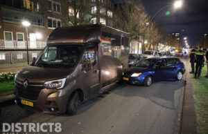 Automobilist rijdt achterop geparkeerde paardenwagen Laan van Wateringseveld Den Haag